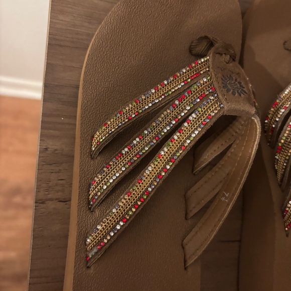 Never Worn** Mellow Mat Yellowbox Chelsy 7.5   Flip-flop / low heeled sandal wit - Picture 2 of 3